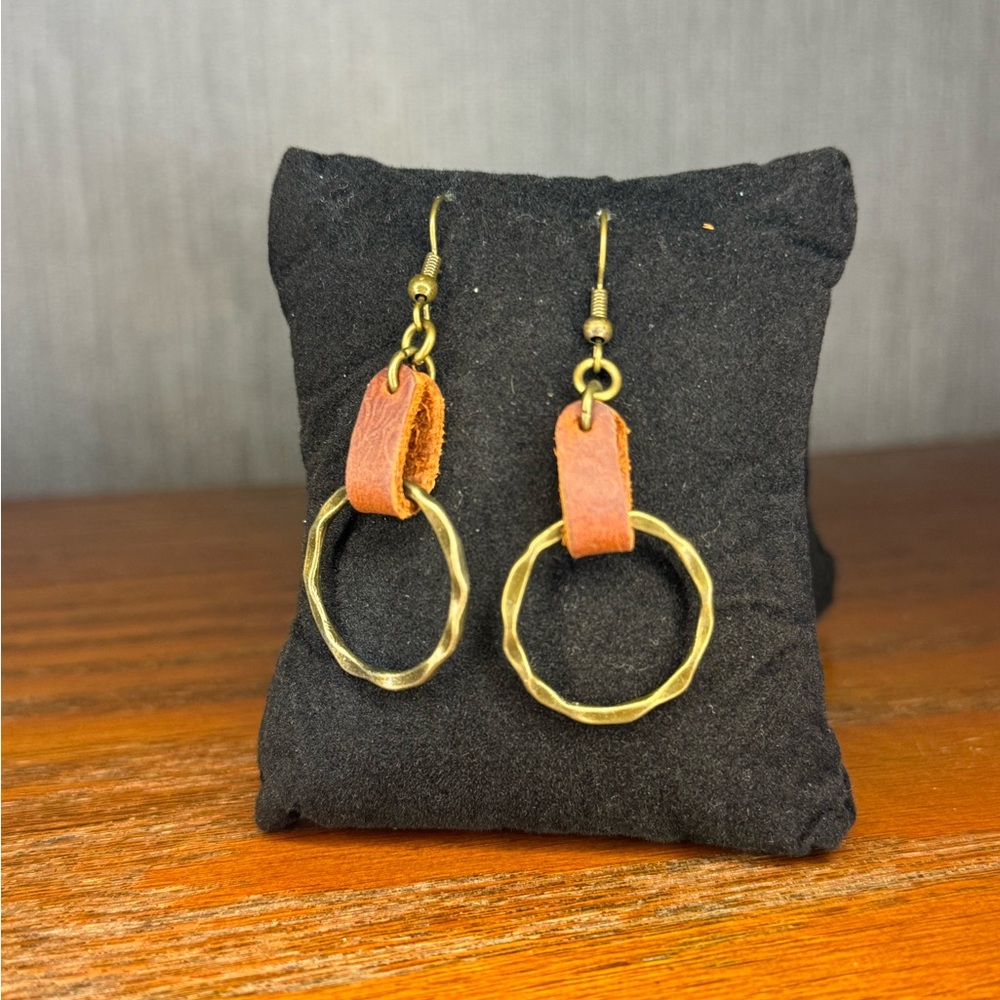 Brown Leather & Brass Circle Earrings – Rustic Boho Style - Picture 3 of 4